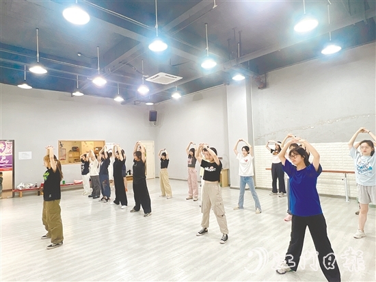 “文明（青年）夜校”让年轻人下班后的时光变得充实又有趣。