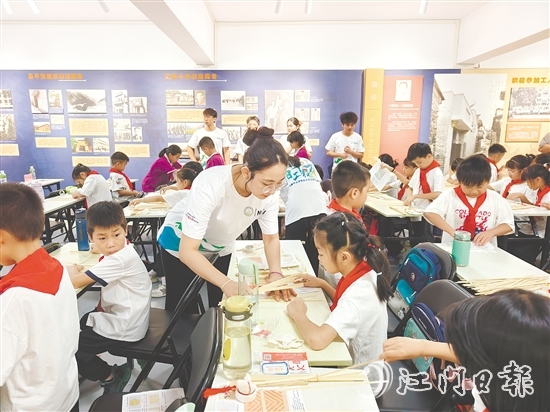 团恩平市委携手“青年大学生突击队”下乡服务，组建充满活力的“官方带娃团”，把“夏日课堂”开设到群众最需要的地方。