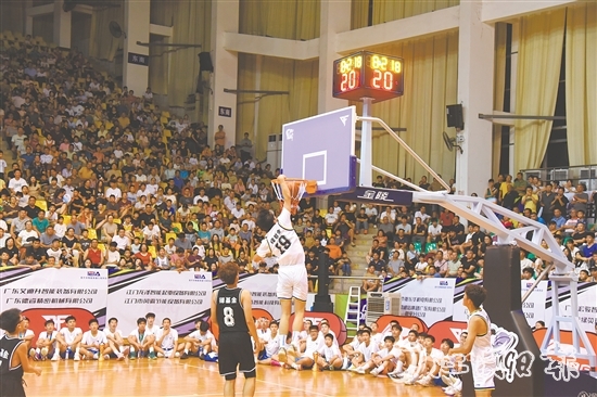 篮球明星与青少年球员上演精彩对决，赢得全场观众的阵阵喝彩。