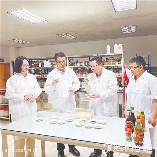 陈杰(右二)和同事仔细比对新研发产品的各项指标。 陈杰(右二)和同事仔细比对新研发产品的各项指标。