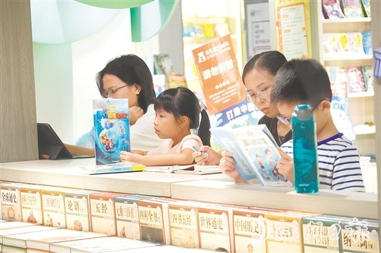 在开平购书中心，市民参与多项线下活动。