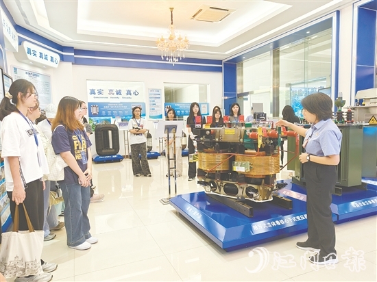 在海鸿电气有限公司负责人的讲解下,大学生对企业运营和管理有了更清晰的认识。 在海鸿电气有限公司负责人的讲解下,大学生对企业运营和管理有了更清晰的认识。