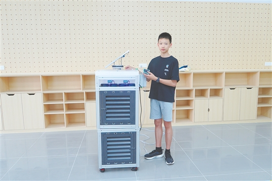 张驭和“苔藓空气质量清洁器”合影。