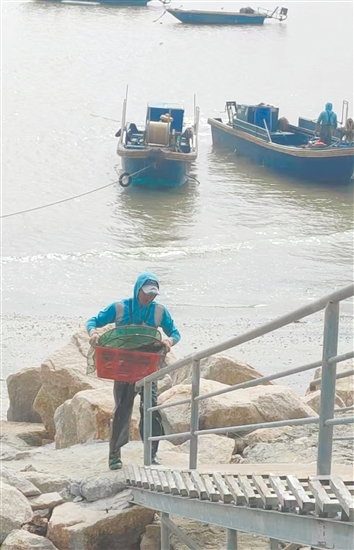 等到渔船靠岸,你可以在渔民处买到各种新鲜海鲜。 等到渔船靠岸,你可以在渔民处买到各种新鲜海鲜。