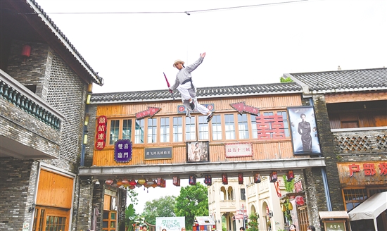 江门古劳水乡旅游区《黄飞鸿与十三姨》表演。 江门古劳水乡旅游区《黄飞鸿与十三姨》表演。