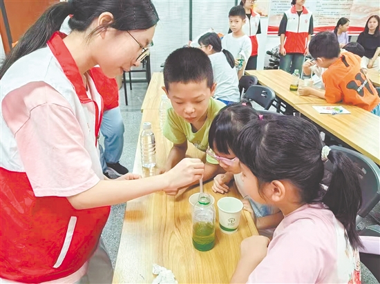 孩子们观摩“密度的秘密”科学实验。