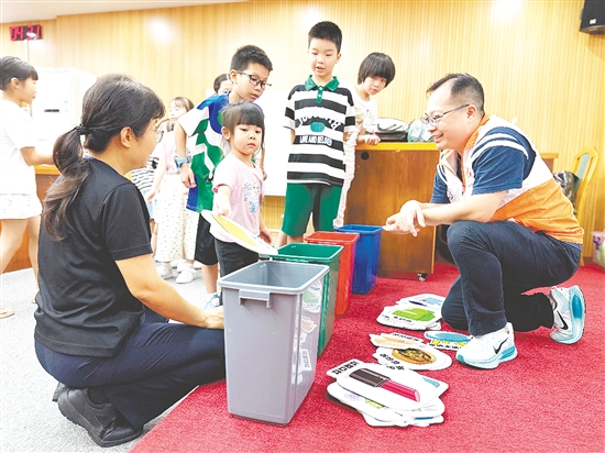 孩子让电池、果皮等常见垃圾找到正确的“归宿”。