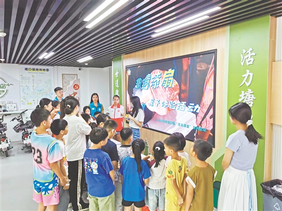 老师通过高清图片与生动讲解，带领青少年了解漆扇制作工艺。