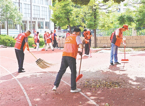新会各校集中开展爱国卫生运动。