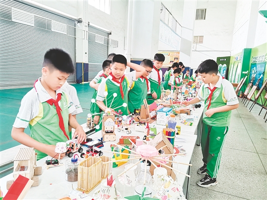 沙坪街道第三小学打造科创社团，开展丰富多彩的科创类活动，并在日常课堂中融入科创元素。