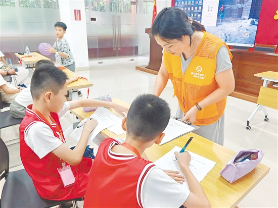 缤纷暑假成长课程受到孩子们的欢迎。