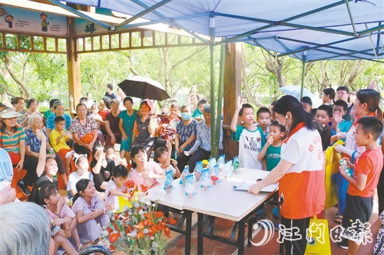 恩平市开展禁毒知识下乡活动。