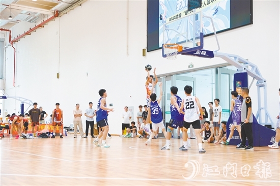 2025恩平禁毒三人篮球赛上，运动员们以“篮”不住的激情传达着对健康无毒生活的热爱。