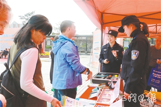 禁毒宣传摊位上，民警为群众答疑解惑。