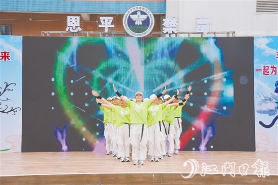 恩平市禁毒部门通过“健身+禁毒”的创新形式，将禁毒宣传融入健身活动、体育赛事。