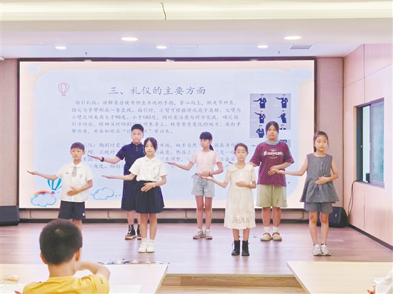 少年文物讲解员接受礼仪培训。