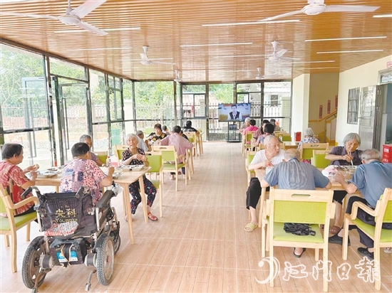 长者饭堂是马冈镇综合养老服务中心最热闹的地方。每到中午,饭香飘满整个大厅。 长者饭堂是马冈镇综合养老服务中心最热闹的地方。每到中午,饭香飘满整个大厅。