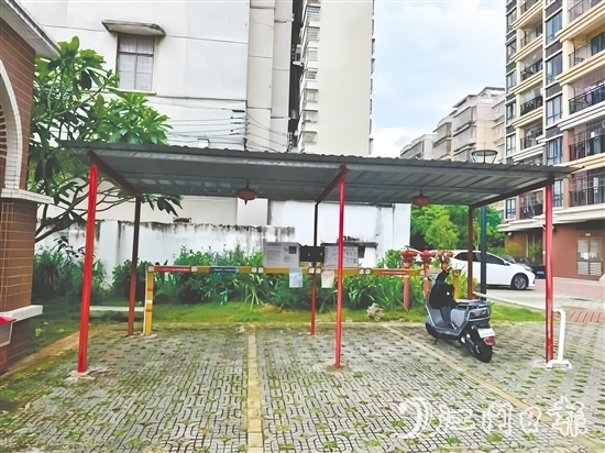 有了集中充电点,群众停车更规范了。 有了集中充电点,群众停车更规范了。