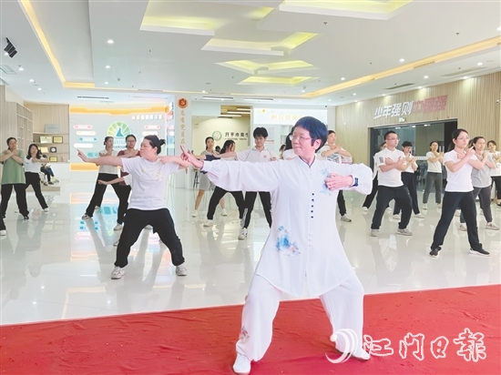 八段锦、健身操、瑜伽等健身课程成为青年的“新宠”。 八段锦、健身操、瑜伽等健身课程成为青年的“新宠”。