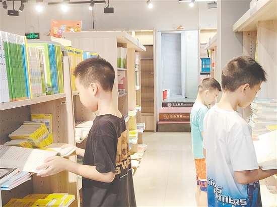 学生在选购辅导书。