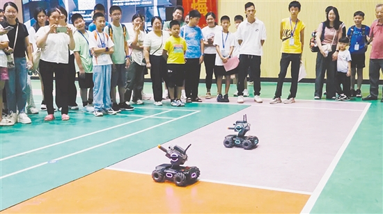师生们近距离感受科技魅力。