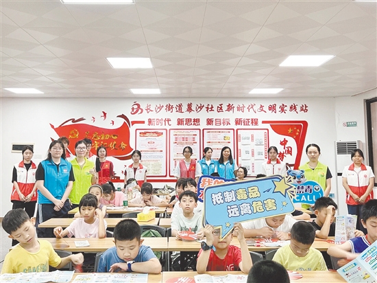 禁毒社工走进社区开展禁毒宣传活动。