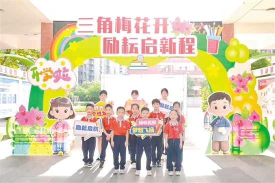 孩子们在范罗冈华盛小学门口留影,准备“心愿启程”仪式。 孩子们在范罗冈华盛小学门口留影,准备“心愿启程”仪式。
