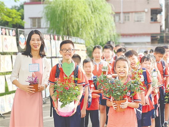 新民小学同学们各自手捧暑假期间的种植成果返校。 新民小学同学们各自手捧暑假期间的种植成果返校。