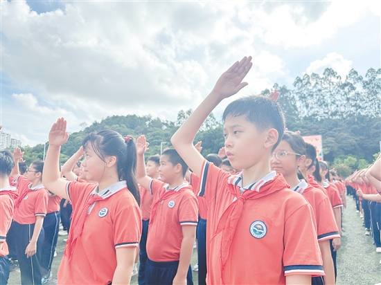 范罗冈滨江小学学生们精神抖擞迎接开学。 范罗冈滨江小学学生们精神抖擞迎接开学。