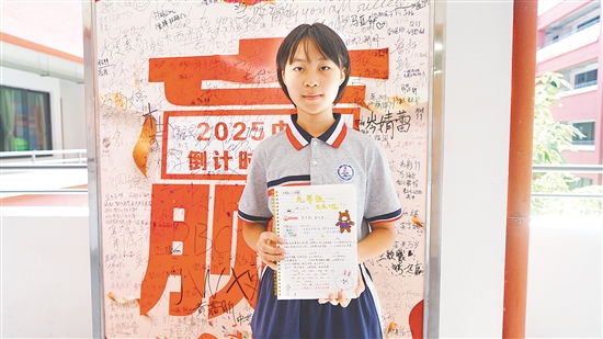 紫茶中学学生钟洛冉做了一本计划本。 紫茶中学学生钟洛冉做了一本计划本。