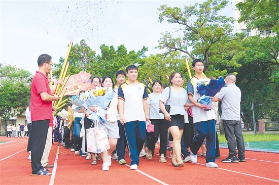 恩平市华侨中学高三学子在老师和家长的陪同下昂首阔步向前行。