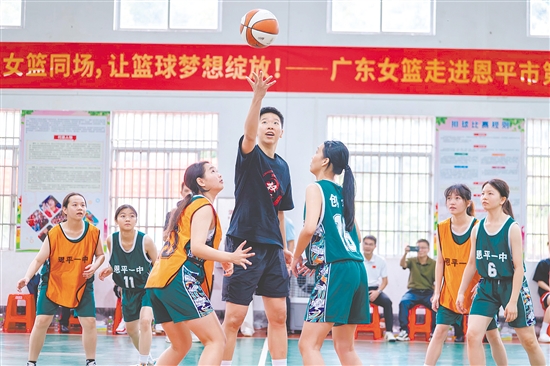 当天活动上，恩平一中篮球队展示训练成果。图为黄思静为队员们开球。