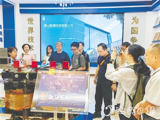 媒体记者、专家学者深入企业采访调研,感受开平科技企业的魅力。 媒体记者、专家学者深入企业采访调研,感受开平科技企业的魅力。