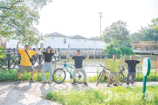 塘口墟社区组织年轻人开展环圩骑行活动。 塘口墟社区组织年轻人开展环圩骑行活动。