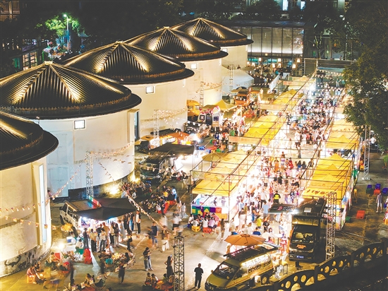 “七夕等圩”活动走过七个年头,从最初简单的市集,成长为融合美食、文创、音乐、民俗体验的综合性文化盛会。 “七夕等圩”活动走过七个年头,从最初简单的市集,成长为融合美食、文创、音乐、民俗体验的综合性文化盛会。