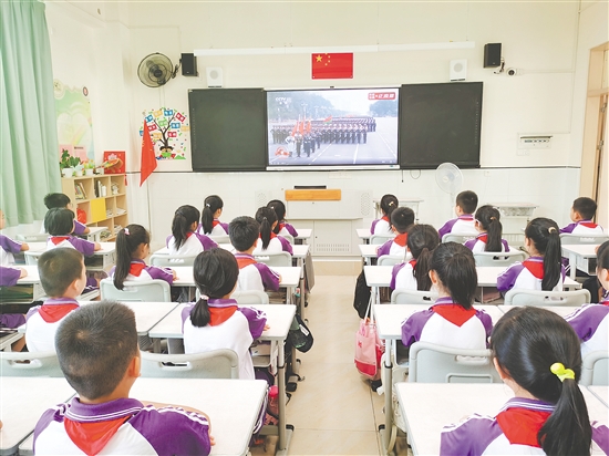 新会学子一起观看大会直播。