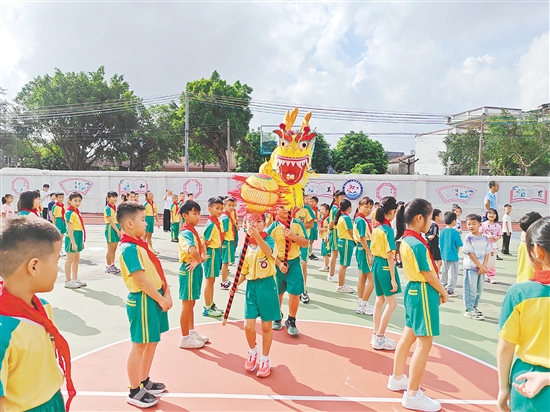 联和小学的同学们舞动金龙。