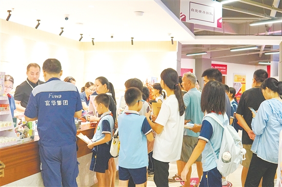 台山市新华书店内人头攒动，收银台前挤满了学生和家长。