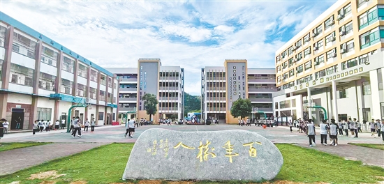 在赤溪中学校园内，现代化建筑与自然环境相得益彰。