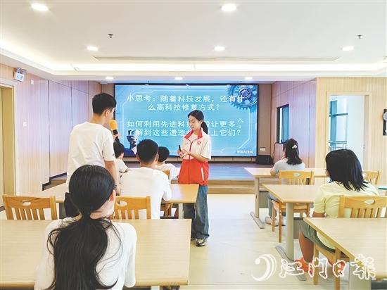 返乡大学生积极参与志愿服务活动。 返乡大学生积极参与志愿服务活动。
