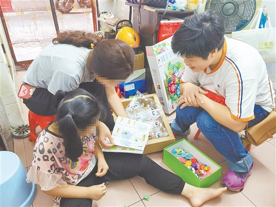 “爱心父母”上门关爱困境儿童。 “爱心父母”上门关爱困境儿童。