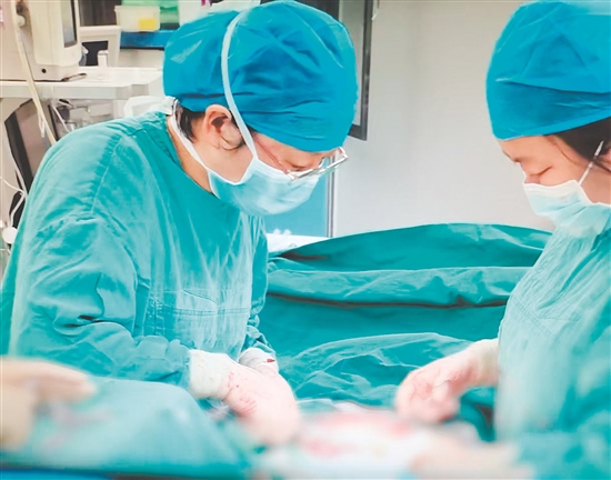 产科团队为产妇开展剖宫产手术。 产科团队为产妇开展剖宫产手术。