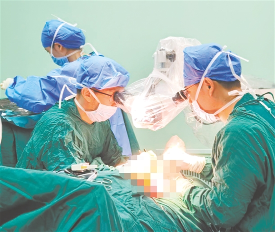 中山一院教授团队现场指导手术。 中山一院教授团队现场指导手术。
