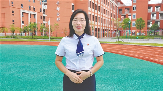 恩平市实验小学校长梁惠匀 恩平市实验小学校长梁惠匀