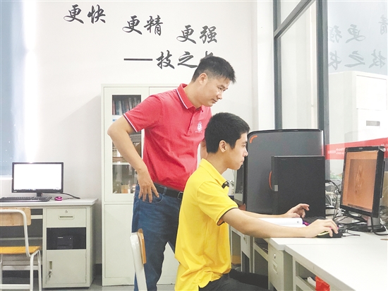 刘剑（左）指导学生实训。