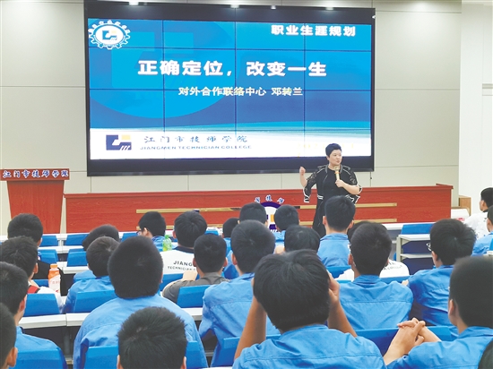 邓转兰在授课。