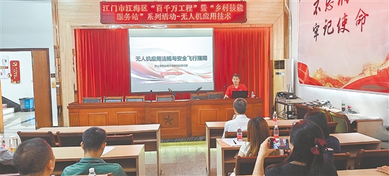 谢俊文在授课。