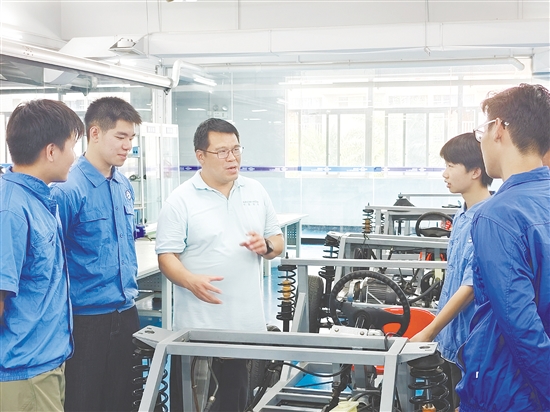 黄进光（中）在指导学生实训。