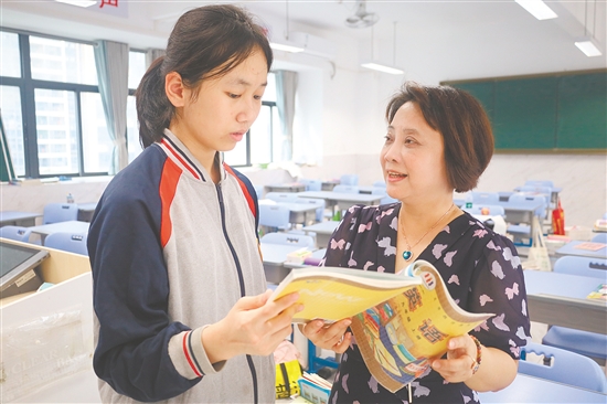 阮美贤为学生讲解问题。 阮美贤为学生讲解问题。