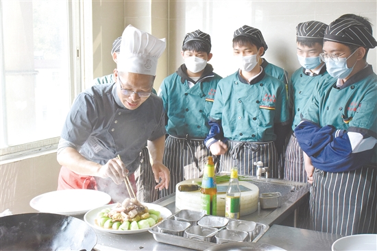 罗国永指导学生实训。 罗国永指导学生实训。